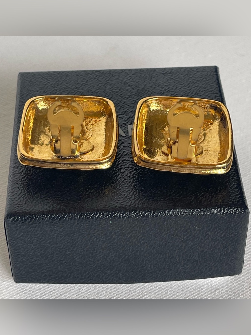 VINTAGE CHANEL 24K GOLD PLATED DIAMOND QUILTED SQUARE CLIP-ON EARRINGS FRANCE - Picture 12 of 14